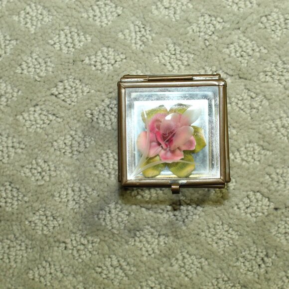 Vintage 2"x 2" Footed Brass Metal & Etched Glass Diorama Box with Ceramic Flower - Picture 2 of 6